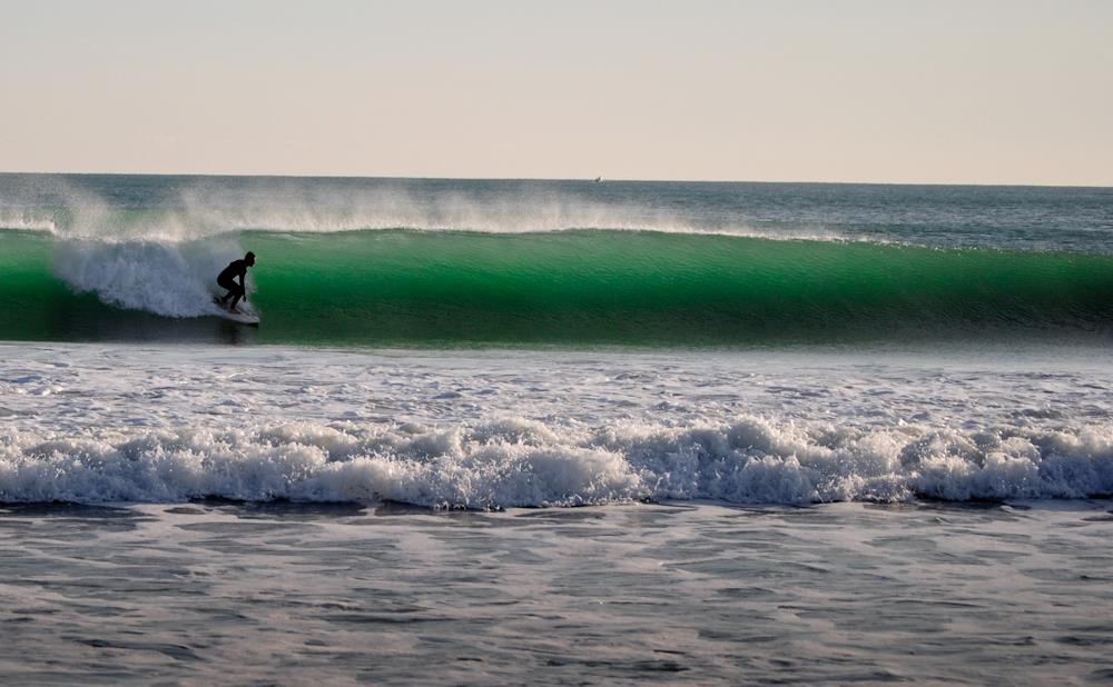 Olas y surf en el Mediterráneo.